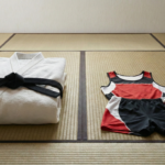 映画『TATAMI』と『ひゃくえむ。』を象徴する、畳の上の柔道着と陸上スパイク